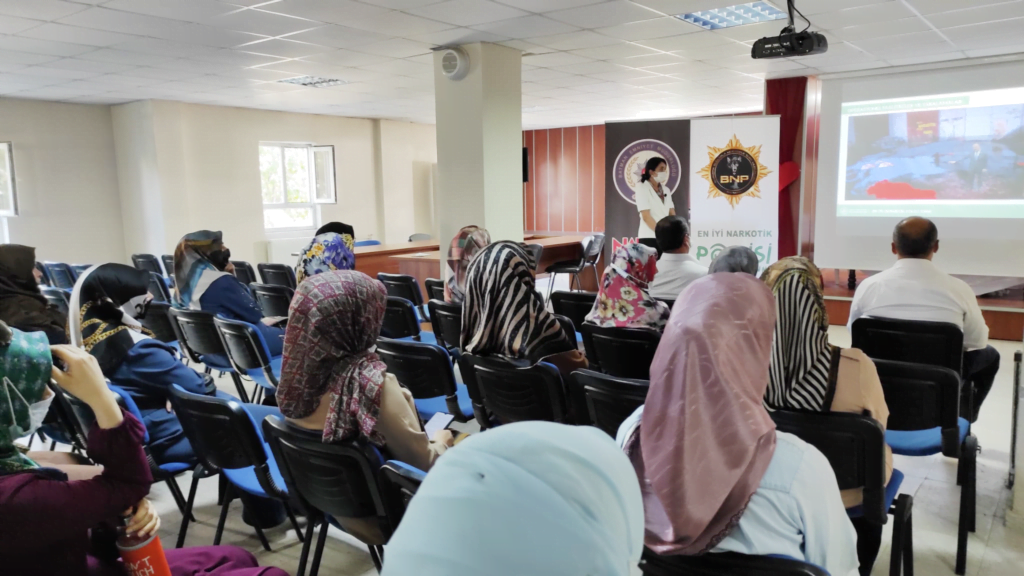 Emniyet Müdürlüğü, Kur'an kursu öğreticileri ve bayan vaizlere ''En İyi Narkotik Polisi Anne'' semineri verdi