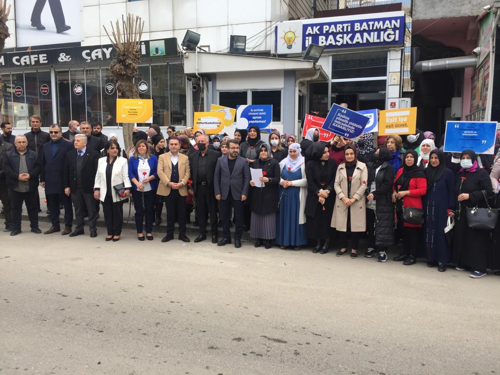 AK Parti "8 Mart Dünya Kadınlar Günü" kapsamında parti binası önünde basın açıklaması düzenledi