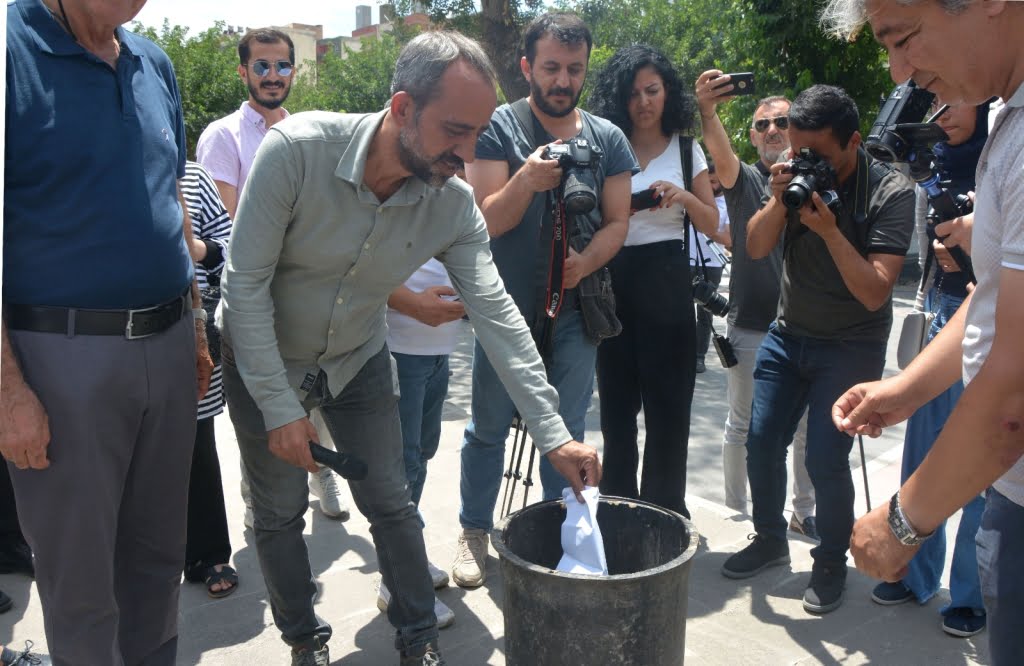 Batman'da emekçiler maaş bordrolarını yaktı