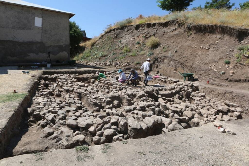 Dersim’de 5 bin 500 yıllık anıtsal yapı gün yüzüne çıktı