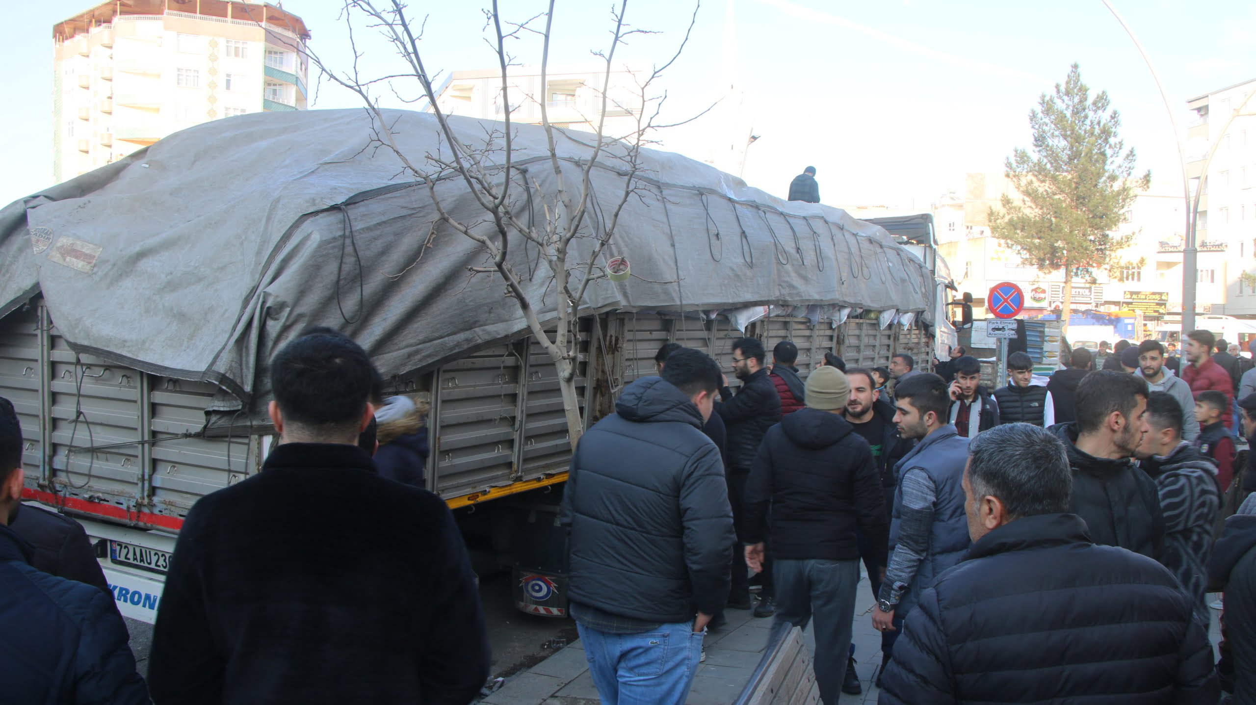 HDP Batman'dan deprem bölgelerine 42 tır yardım gönderdi