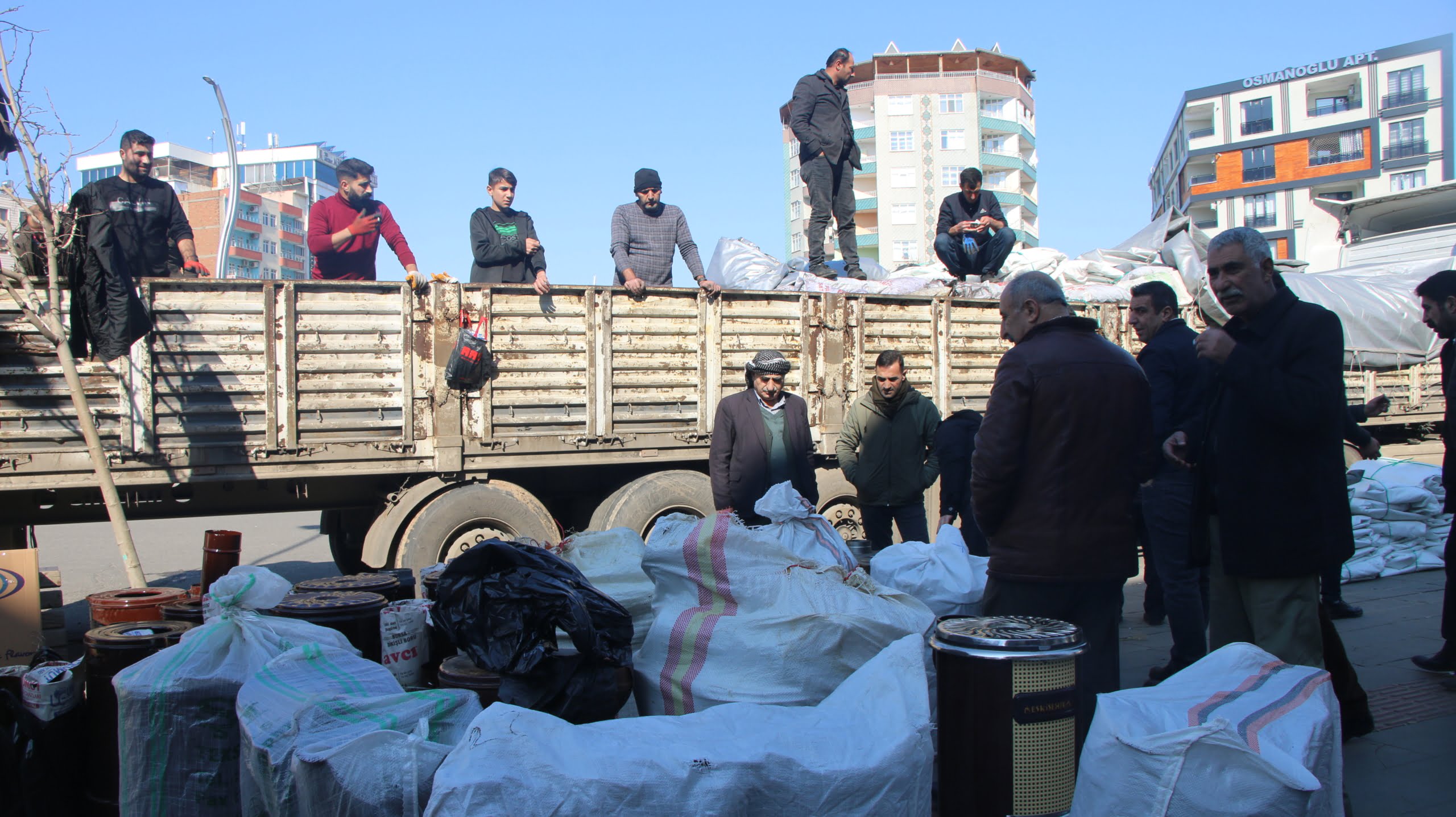 HDP Batman'dan deprem bölgelerine 42 tır yardım gönderdi