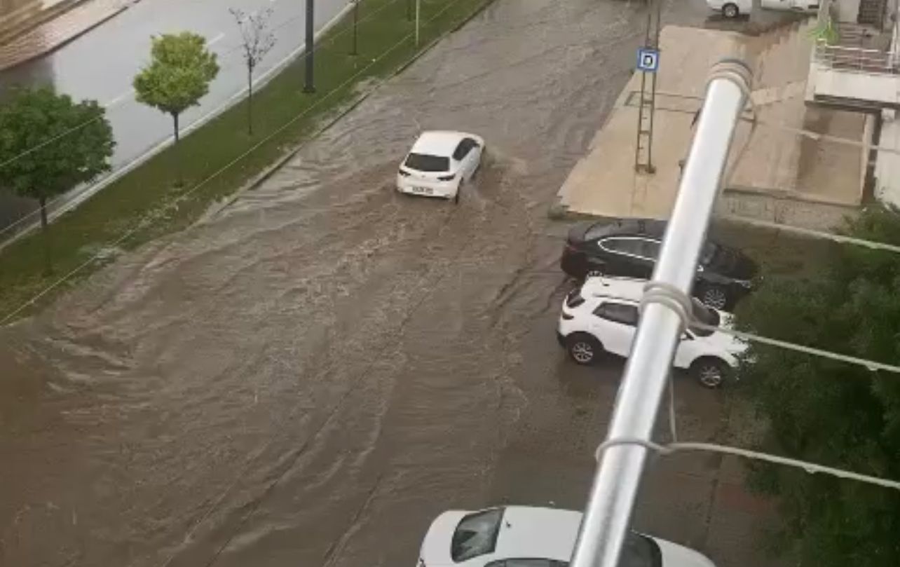 Batman’da kısa süreli yağmur: Birçok cadde ve sokağı su bastı