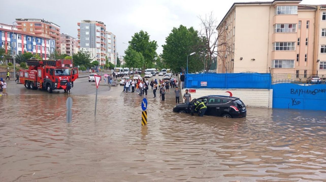 Batman’da kısa süreli yağmur: Birçok cadde ve sokağı su bastı