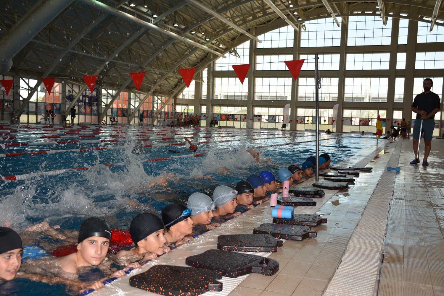 Batman'da 12 havuzda 6 gün yüzme eğitimi veriliyor