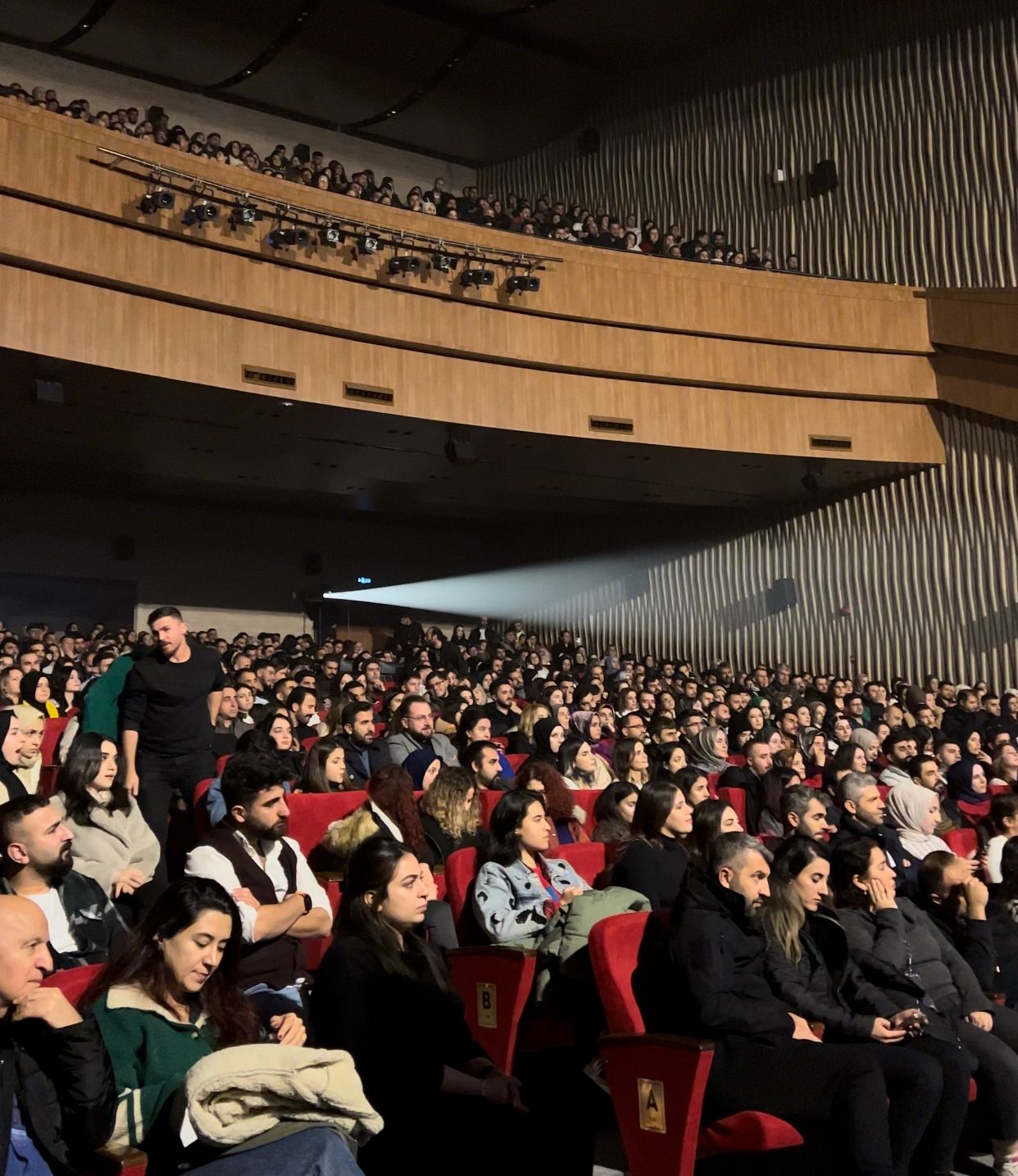 Külliyenin konferans salonunda tıklım tıklım konser