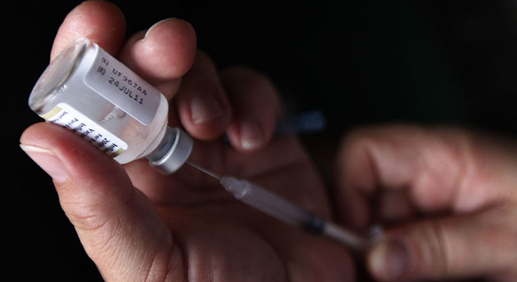 A nurse prepares a H1N1 influenza vaccine during the start of a campaign against the influenza at a hospital in Tegucigalpa